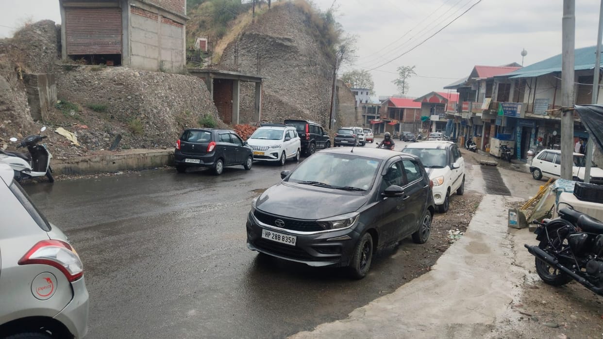 Vehicles parked on the roadside increase the risk of traffic jams and accidents.