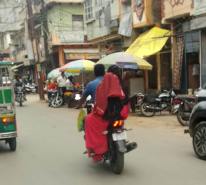 दोपहर बाद माैसम सुहाना हो गया। परिवार के साथ गुजर रहा बाइक सवार। संवाद।