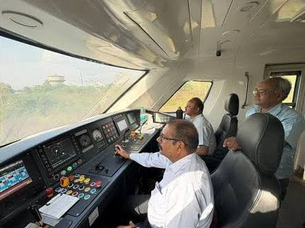 वंदे भारत ट्रेन का संचालन करते लोको पायलट। रेलवे