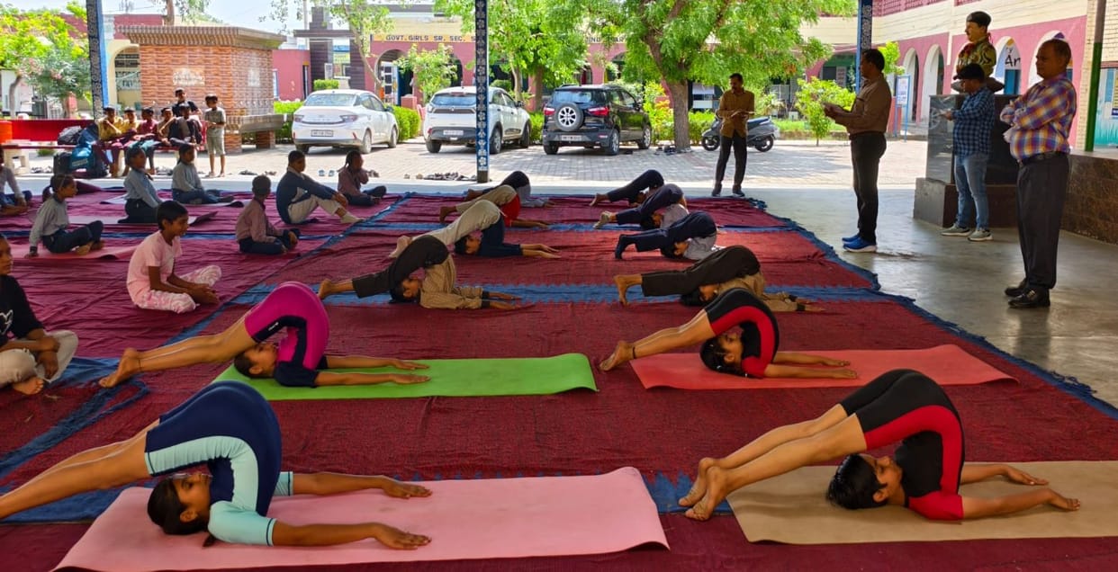 Students from Thua Win Eight Medals at Block-Level Yoga Olympiad