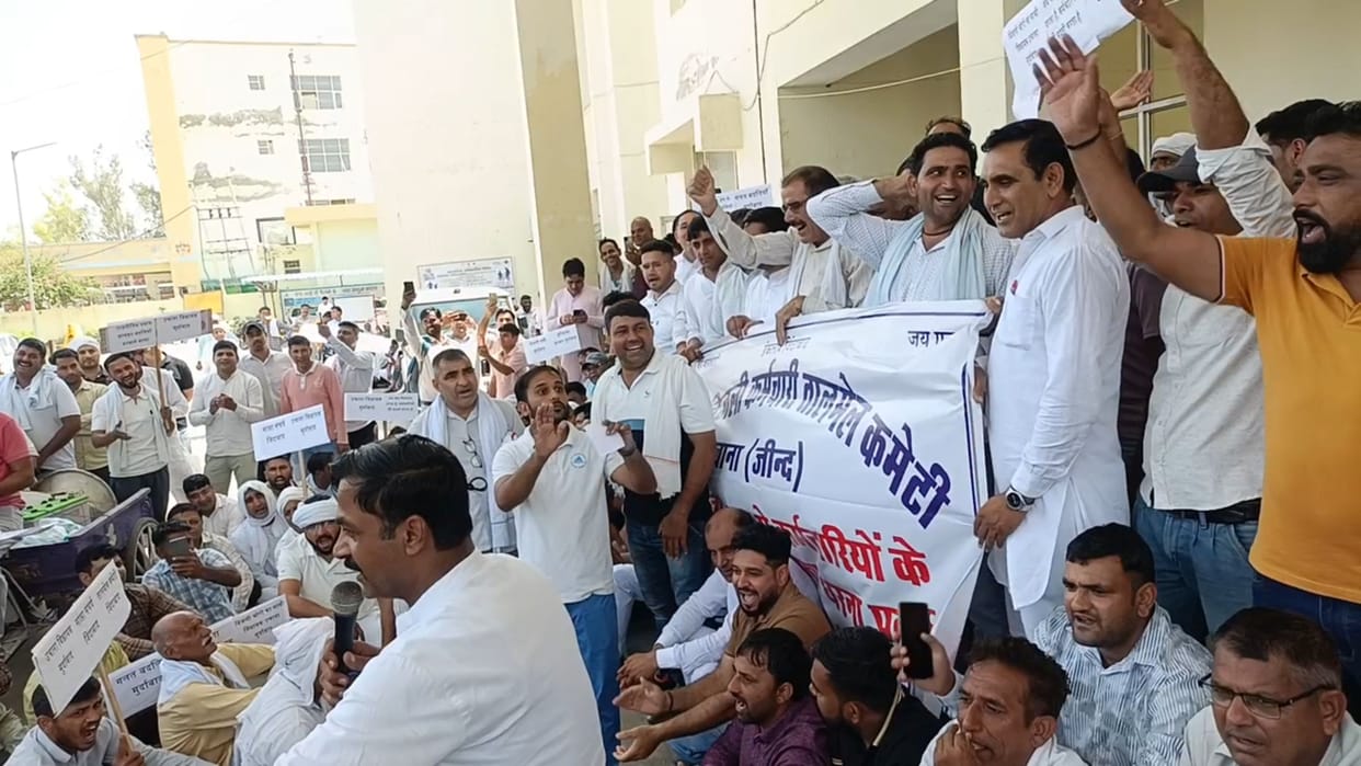 Electricity workers take to the streets demanding the cancellation of transfers.