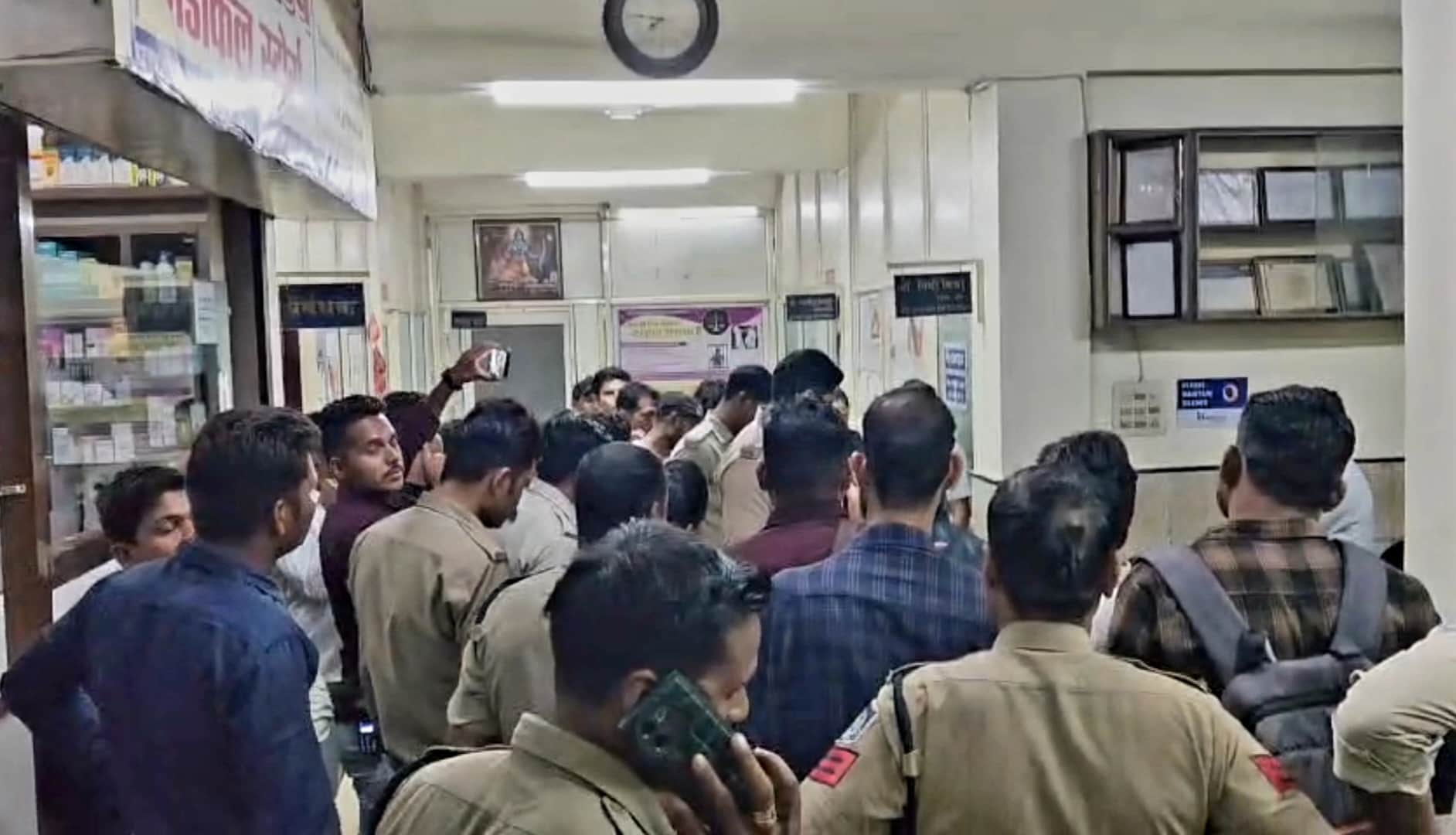 अस्पताल में जुटे लोग