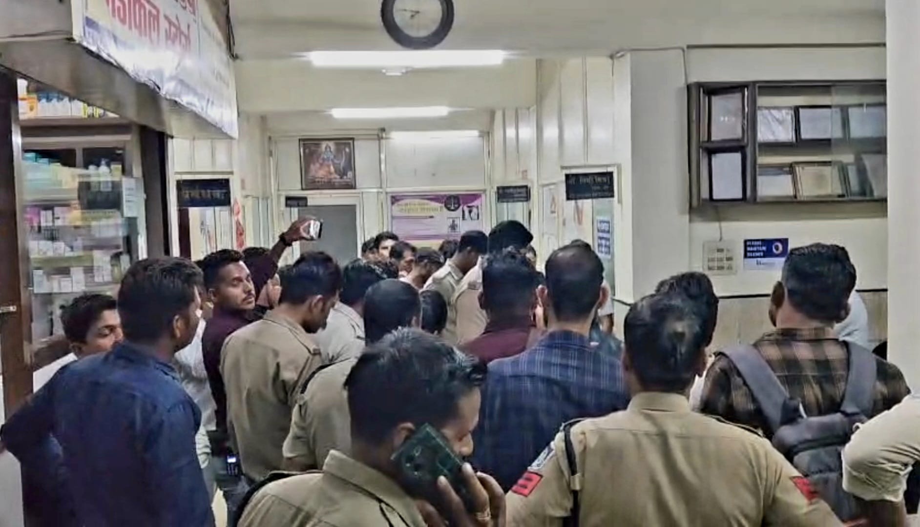 अस्पताल में जुटे लोग