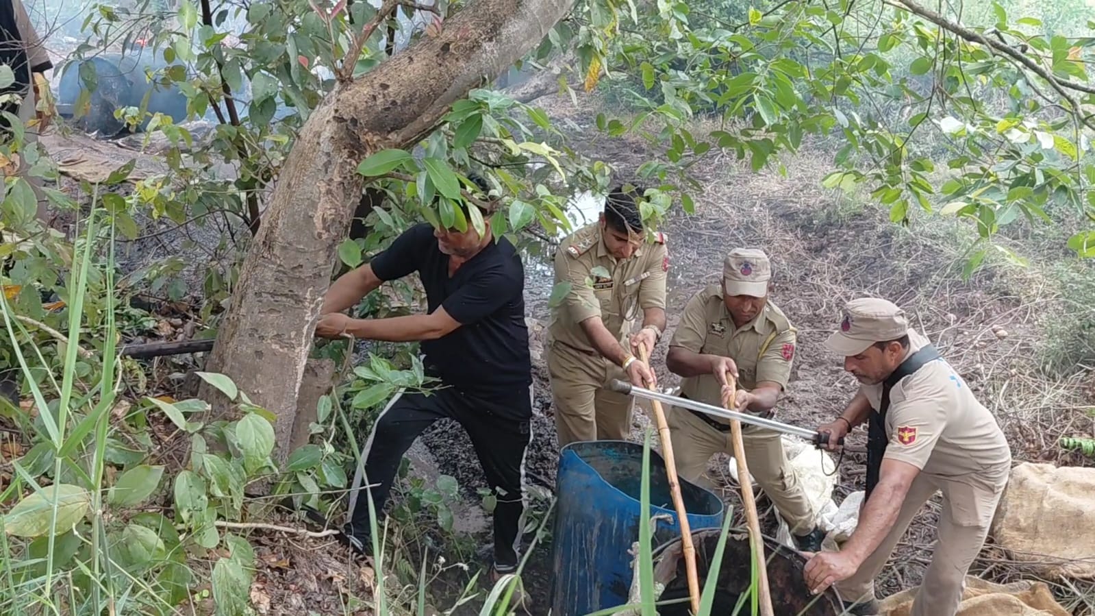 अवैध शराब और लाहन को नष्ट करतेी पुलिससंवाद