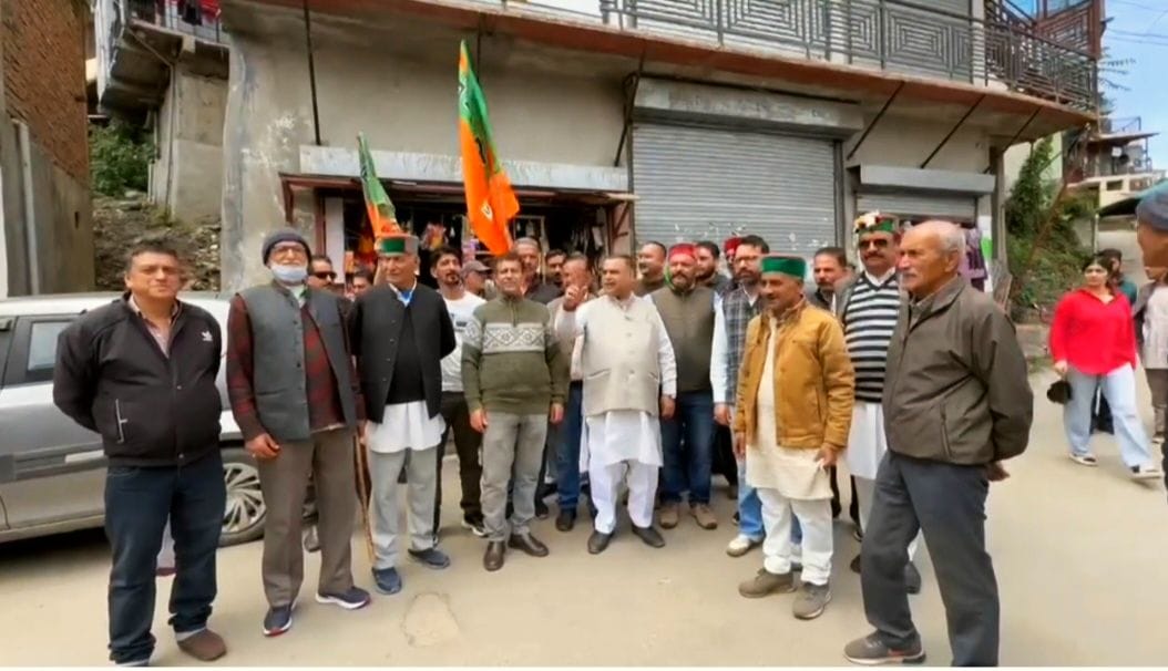 Celebrations in Kumarsain over BJP's victory in Bengal and Assam