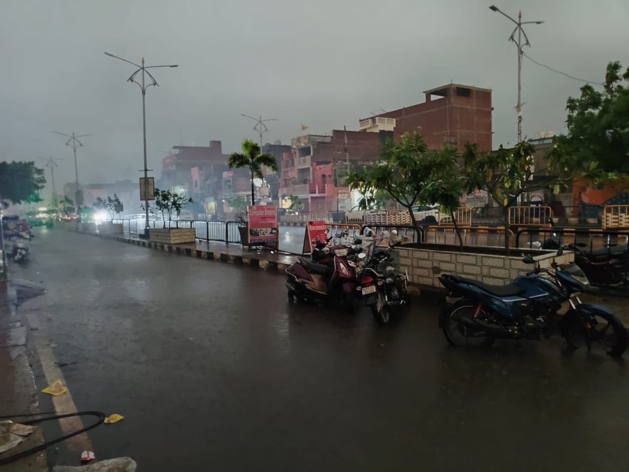Heavy rain caused waterlogging on the service lane