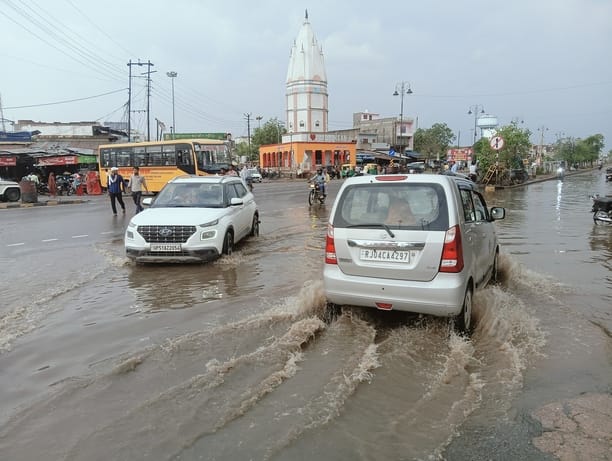 Heavy rain brought relief from the heat, but waterlogging caused trouble.