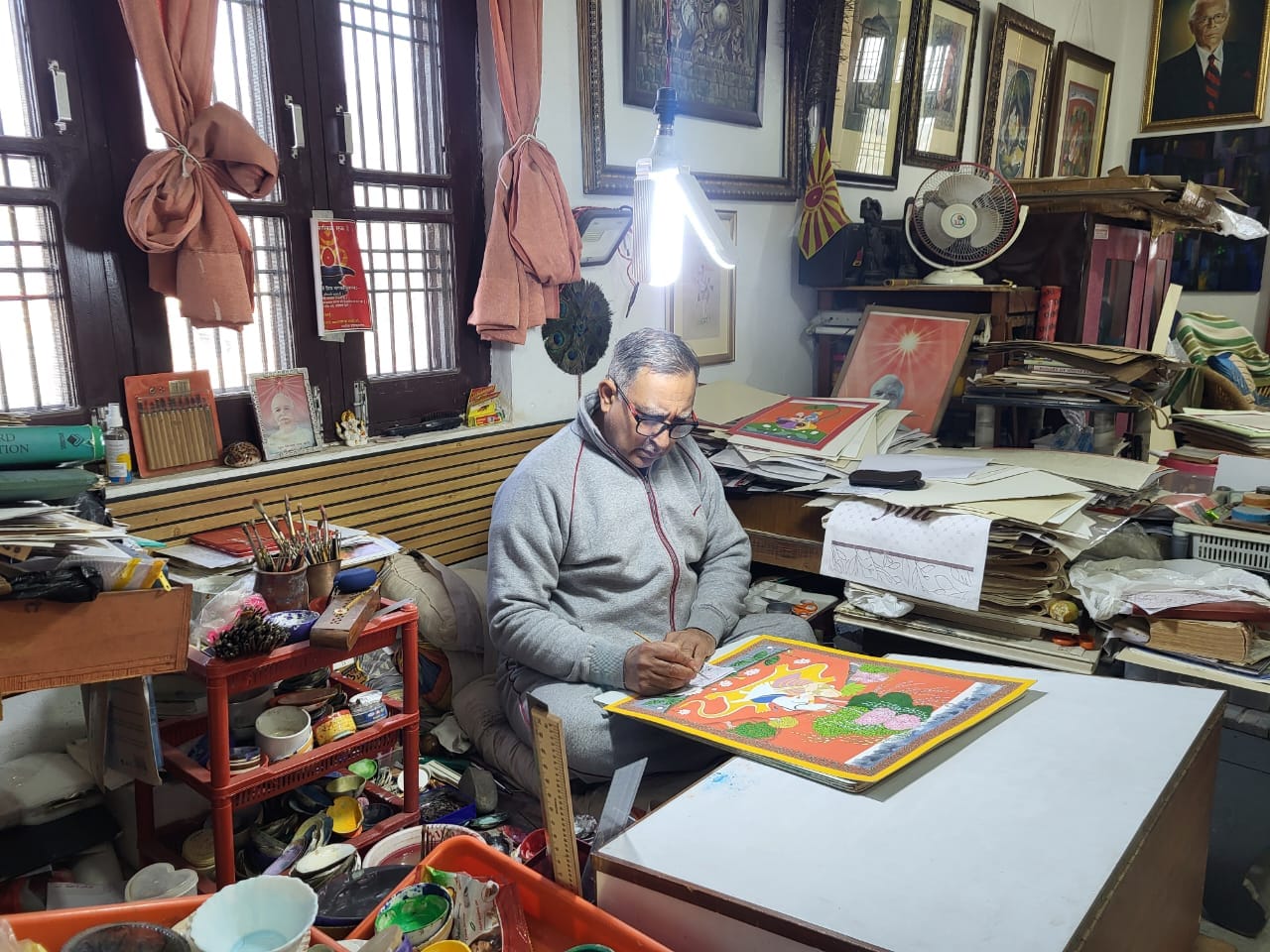 बसोहली चित्रकला करते चित्रकार सोहन सिंह बलोरिया संवाद