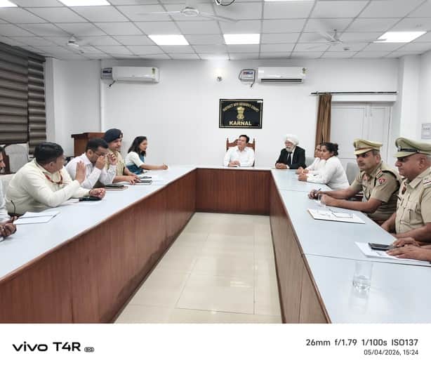 बैठक में उपस्थित  जिला एवं सत्र न्यायाधीश एवं जिला विधिक सेवा प्राधिकरण के अध्यक्ष अजय कुमार श