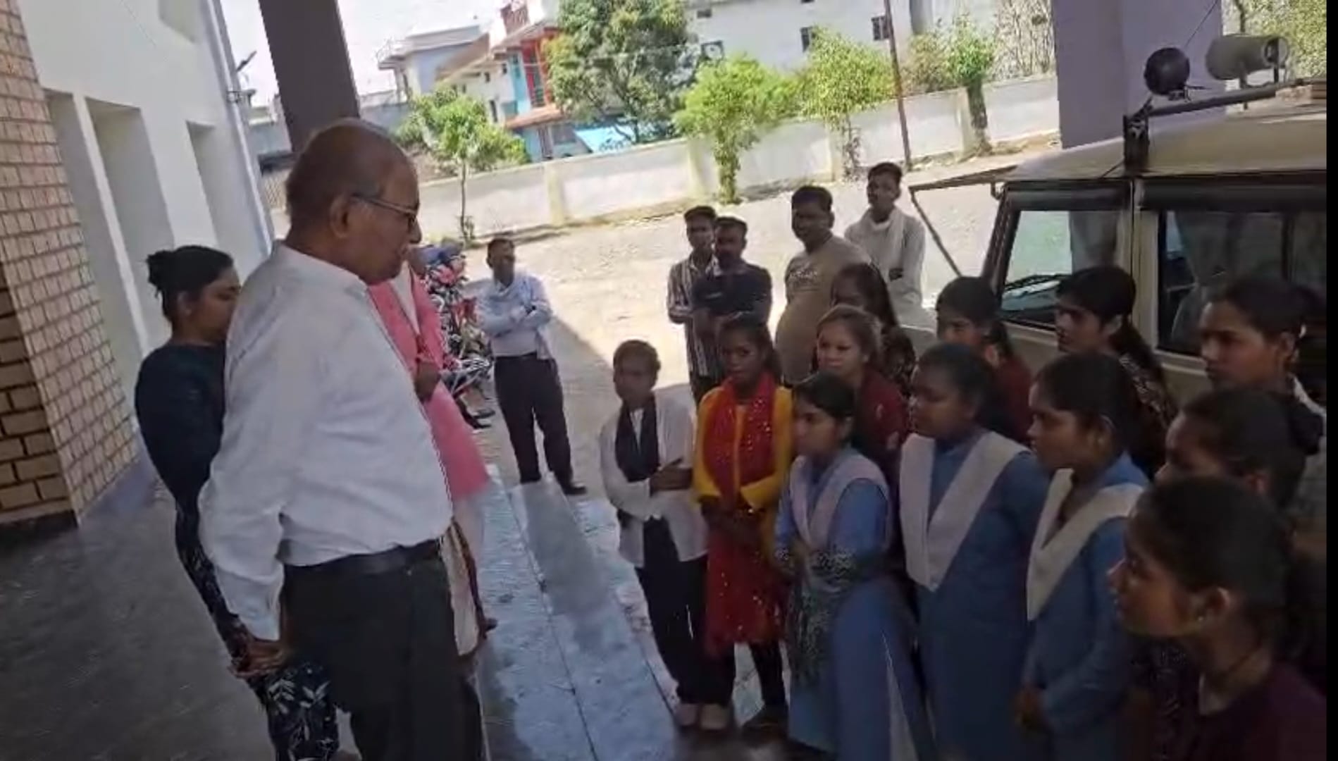 70KM दूर एग्जाम सेंटर पर बवाल