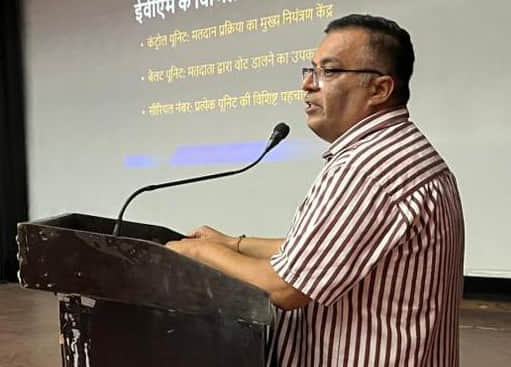 डा. मंगलसेन ऑडीटोरियम में ईवीएम की जानकारी देते मास्टर ट्रेनर। स्वयं