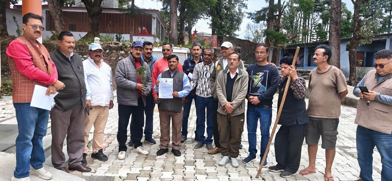 डीडीहाट में प्रभारी तहसीलदार को ज्ञापन देते हुए वंचित राज्य आंदोलनकारी। संवाद