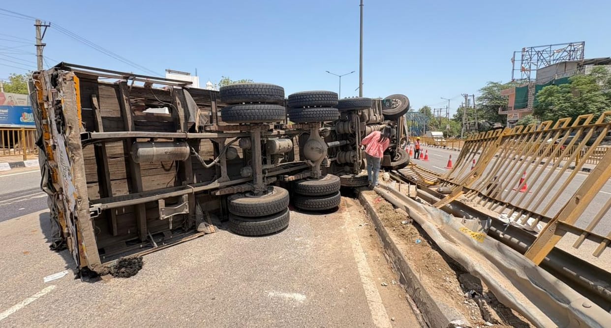 A truck loaded with coconuts overturned, blocking the Delhi-Mathura highway for hours.