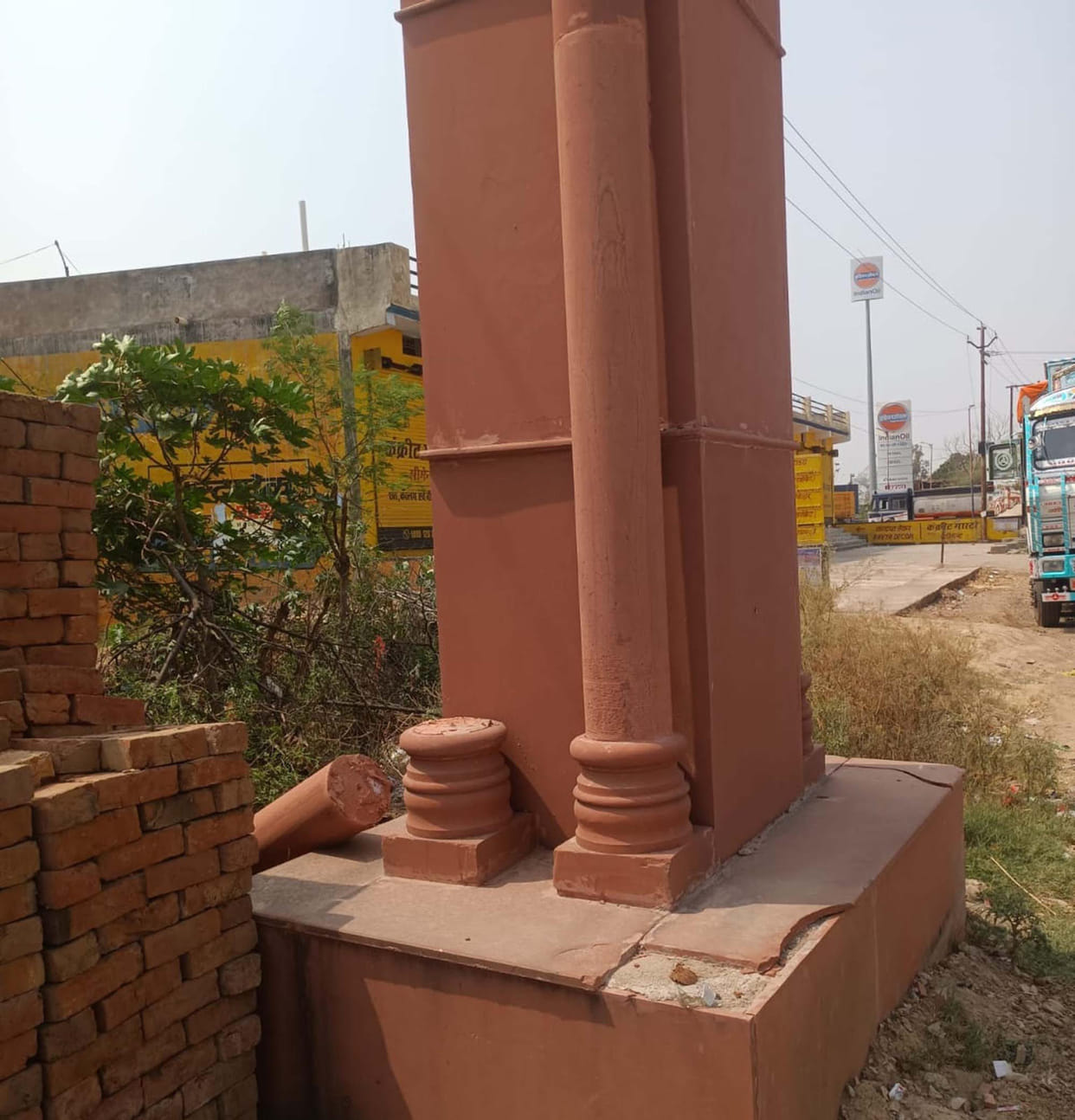 The pillar of Swami Brahmanand Smriti Dwar fell due to a gust of wind.