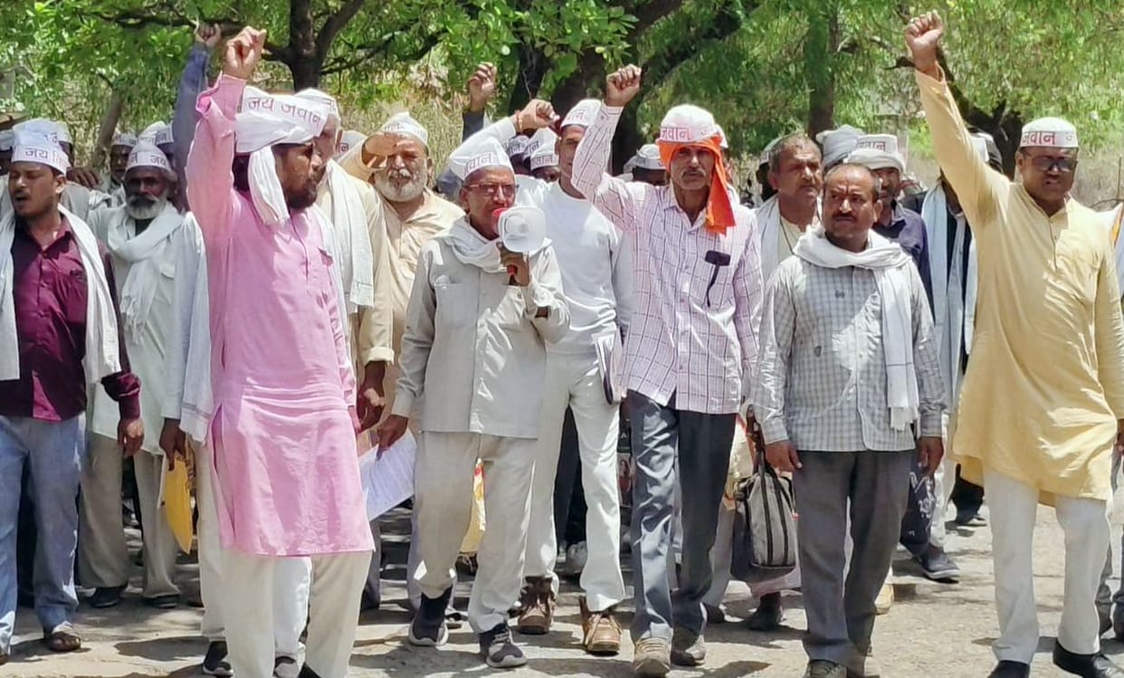 Farmers protest demanding insurance payouts.