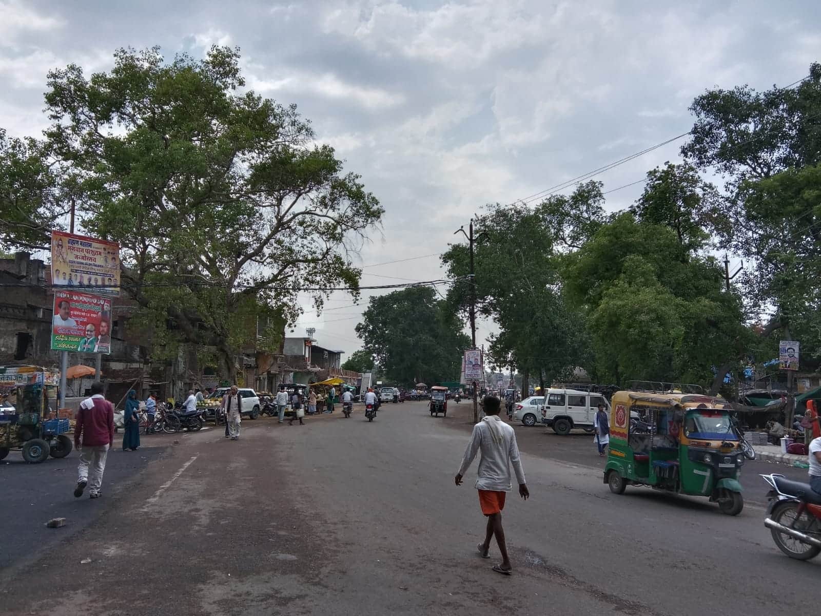 फोटो - 06 माैसम सुहाना होने से दोपहर के समय झांसी-मिर्जापुर राष्ट्रीय राजमार्ग पर राहगीरों की भ