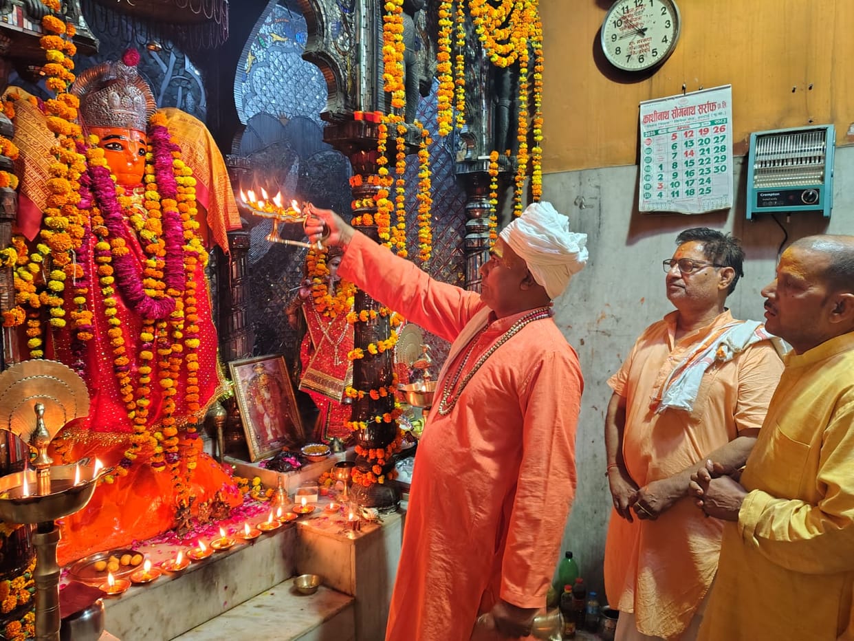 Mangal Murti Maruti Nandan, destroyer of all evils... devotees performed worship.