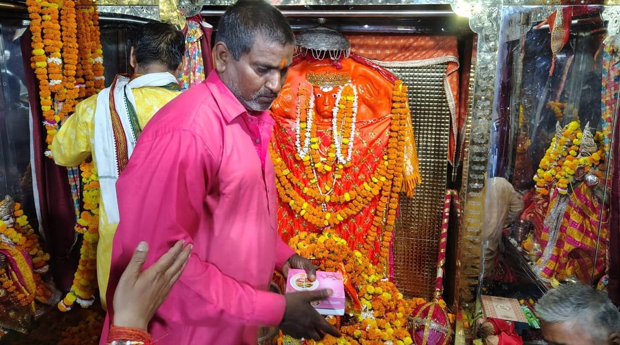 A wave of faith surged on the first Bada Mangal