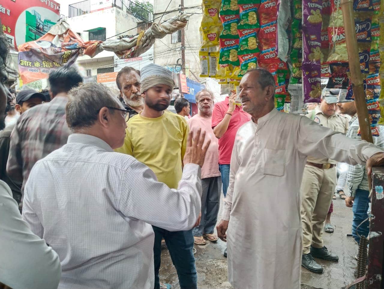 फोटो - 22 अतिक्रमण के दौरान दुकानदार को समझाते नगर मजिस्ट्रेट संदीप केला। संवाद