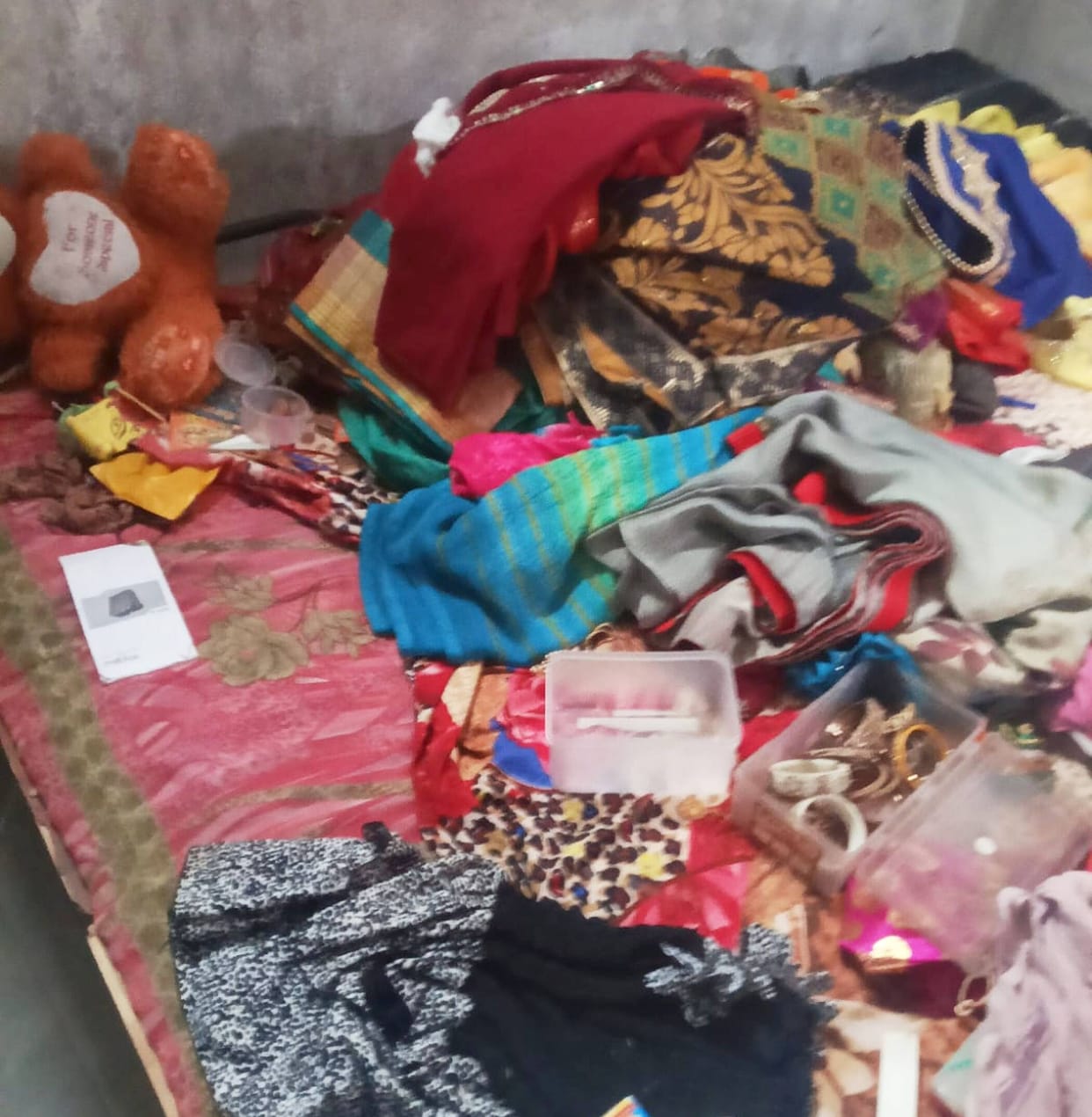 Jewelry Worth 8 Lakhs, Including Cash, Stolen from Advocate's Vacant House