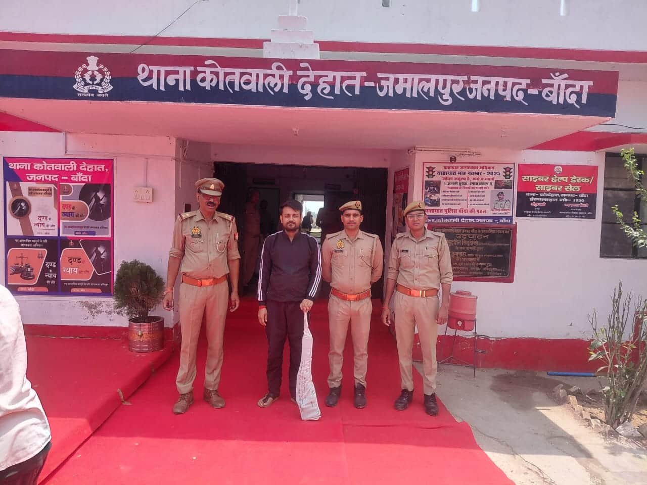 फोटो - 31 पुलिस की गिरफ्त में आरोपी। स्त्रोत : पुलिस