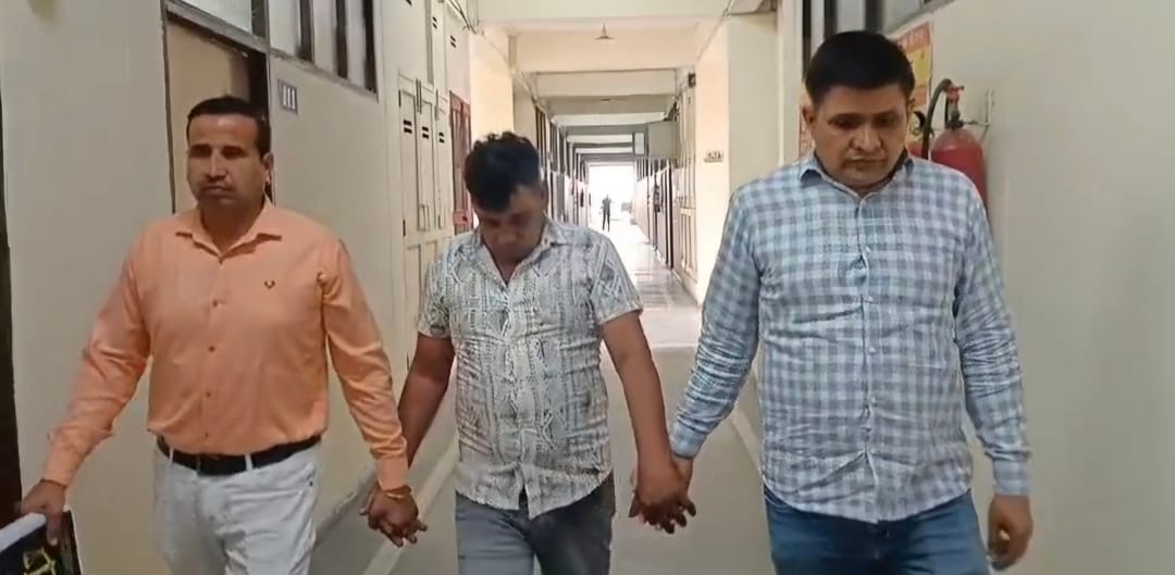 Assistant lineman arrested for taking bribe of Rs 1000 for installing meter