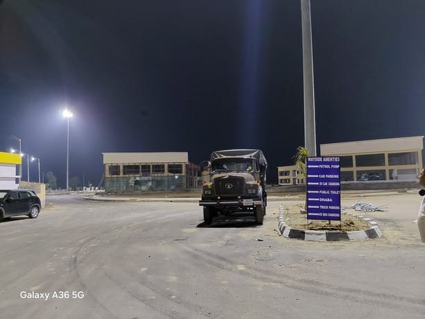 A rest house is being constructed near Vankota on the Ganga Expressway.