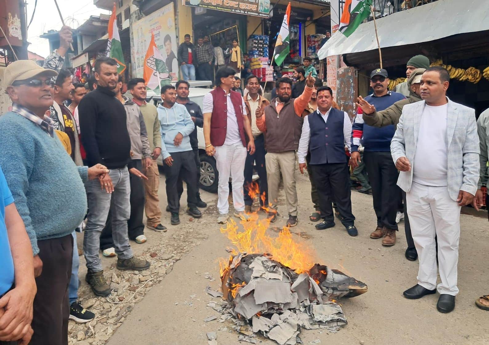 गंगोलीहाट में केंद्र और राज्य सरकार का पुतला फूंकते कांग्रेस कार्यकर्ता। संवाद 