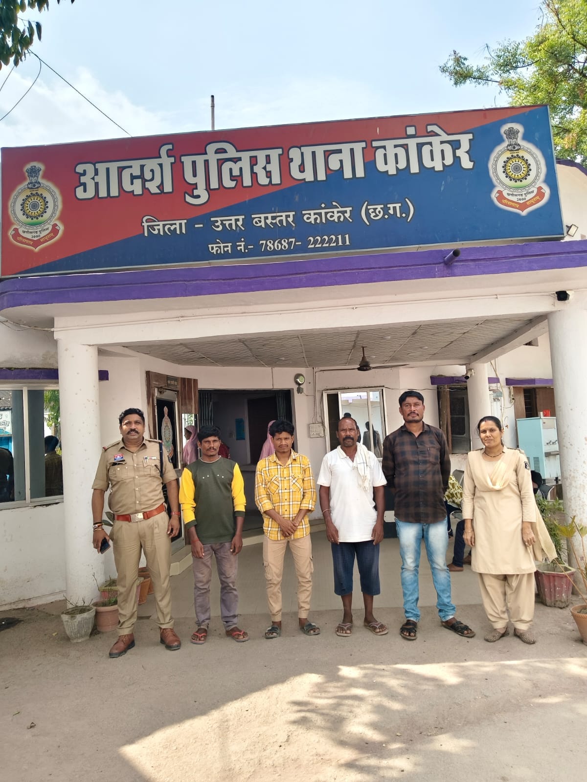 गिरफ्तार आरोपी व जब्त कछुआ