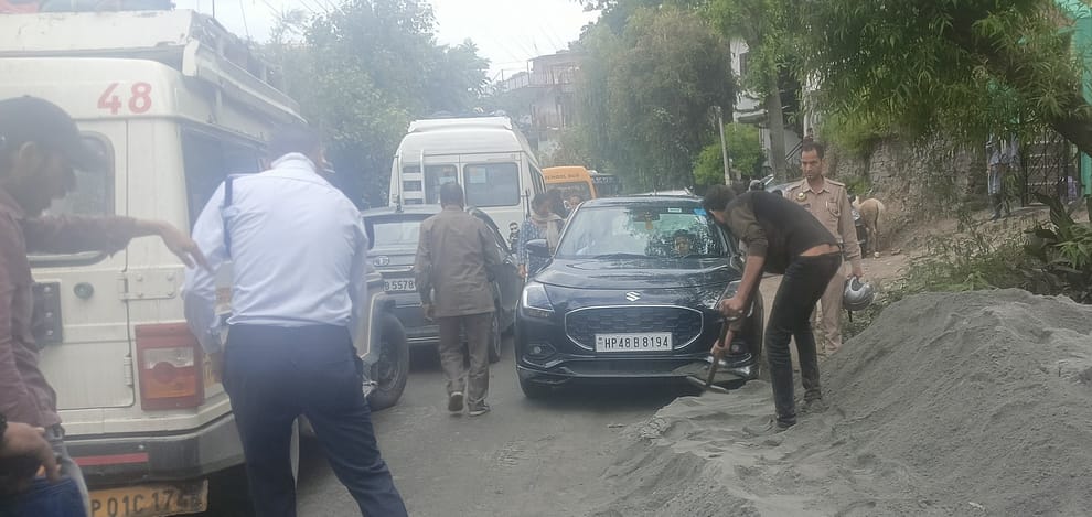 Truck breaks down on highway, causing traffic jam for an hour