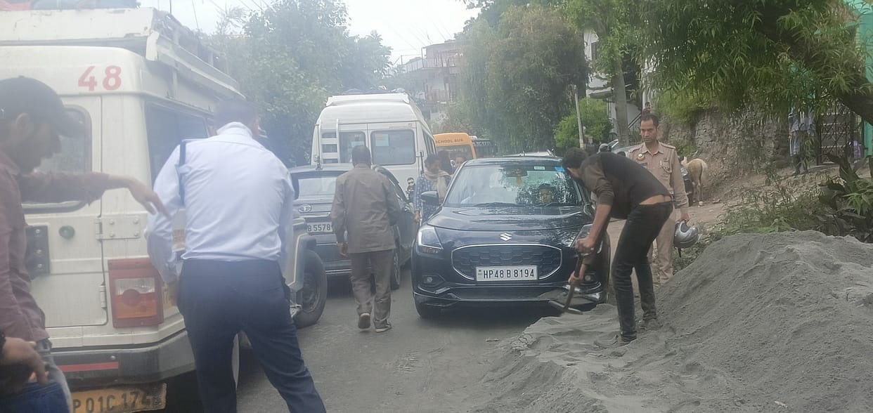 Truck breaks down on highway, causing traffic jam for an hour