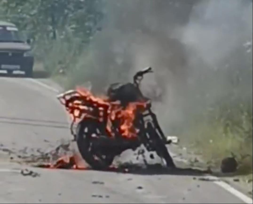 A moving bike turned into a ball of fire, a young man saved his life by jumping.
