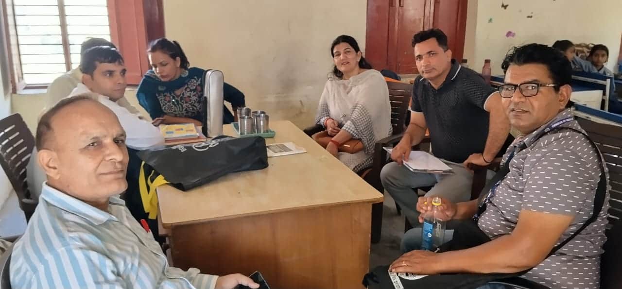 जनगणना कार्य में लगे शिक्षक।