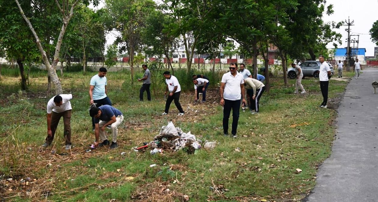 Police officers and employees launched a cleanliness drive.