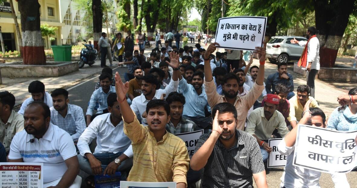 Protest at LU over Fee Hike; Memorandum Submitted to Vice-ChancellorProtest at LU over Fee Hike; Memorandum Submitted to Vice-Chancellor
