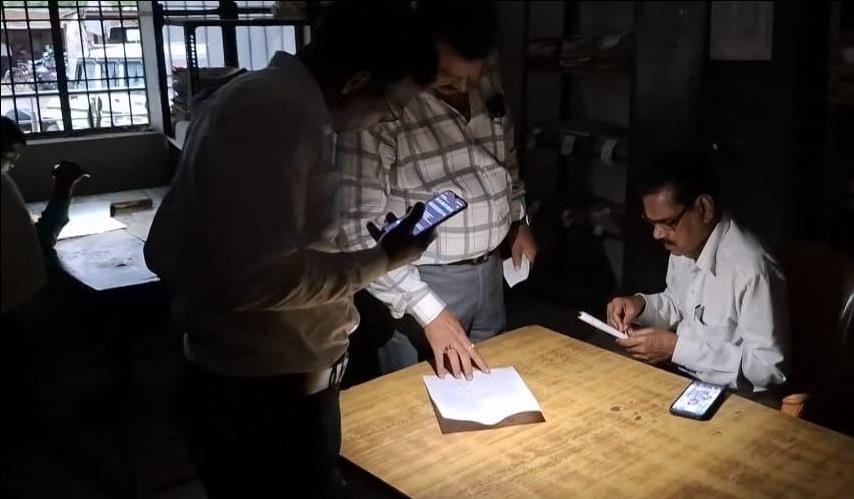 Even after an hour of power failure, the generator in the tehsil did not work, work was done in the dark.