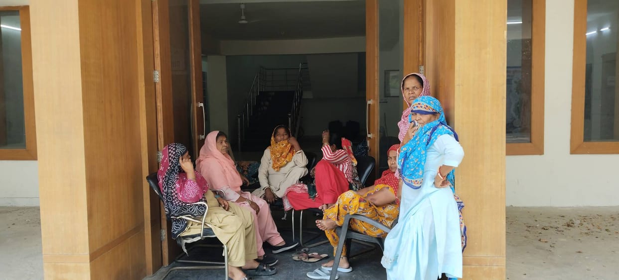 The councilor sent tractor-trailers to collect garbage, the workers punctured the tires with needles, a female sanitation worker sat on a chair blocking the gate of the main building of the municipal office.