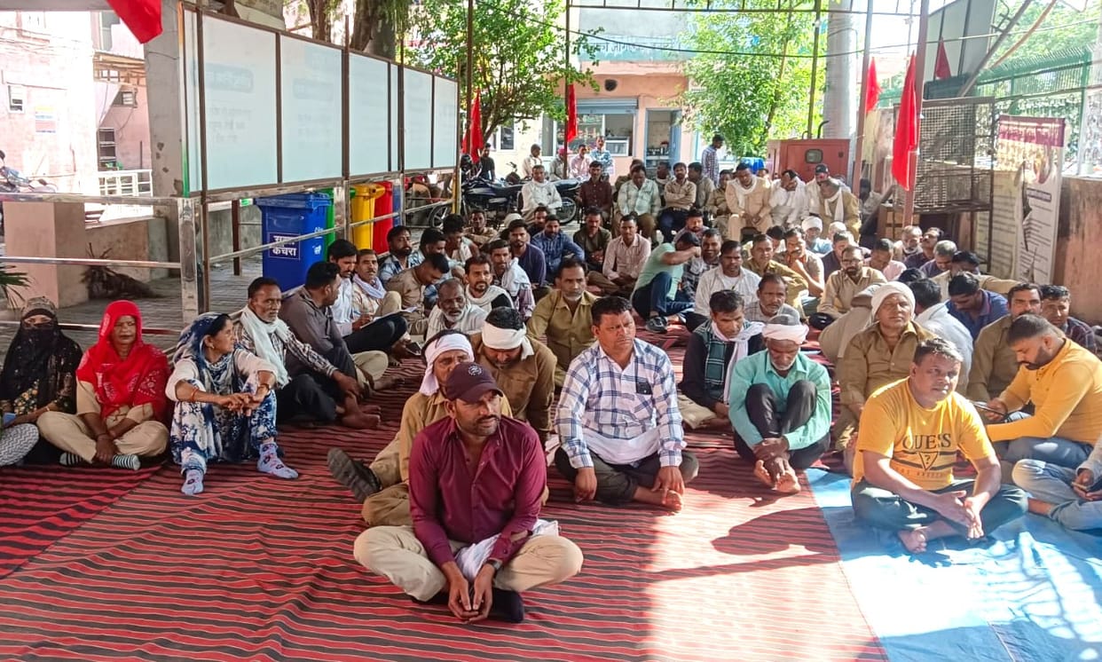 Striking employees raised anti-government slogans