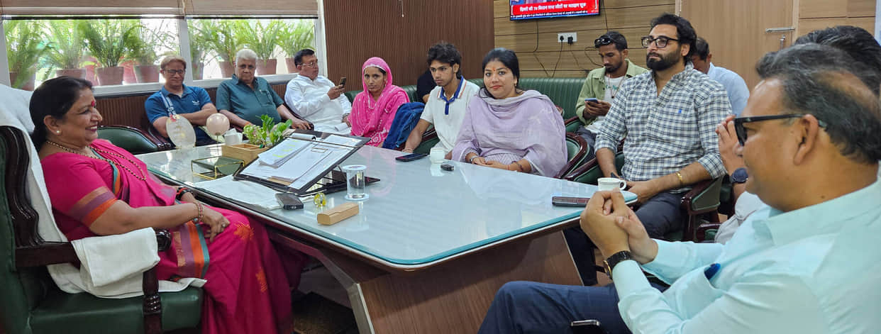 The mayor listened to the problems of the people.