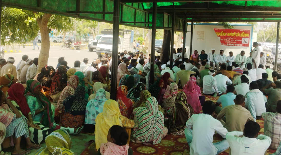 नगर निगम में धरने पर बैठै सफाई कर्मचारी । संगठन