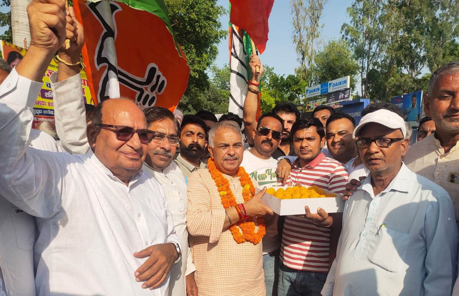नीलोखेड़ी पं. बंगाल में हुई जीत के बाद गोल मार्केट में लड्डु बाटते हुए विधायक भगवान दास कबीरपंथ