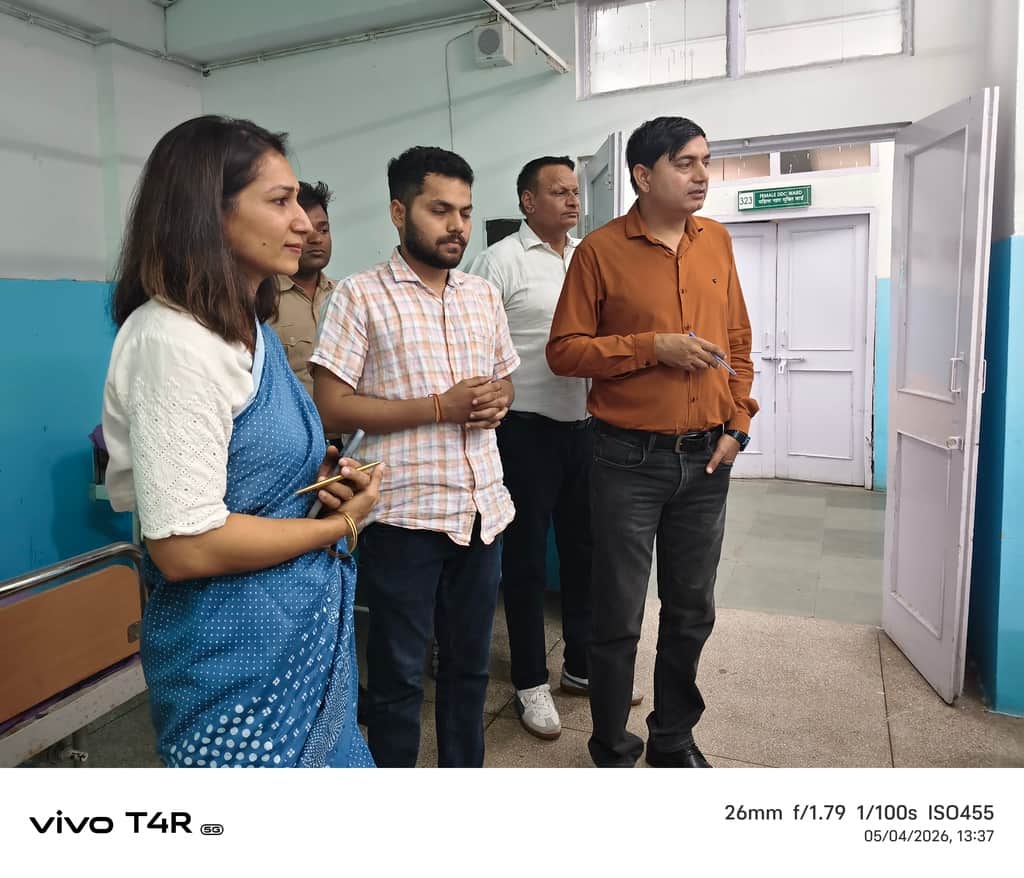 नशा निषेध केन्द्र का निरीक्षण करती  जिला विधिक सेवा प्राधिकरण की सचिव मीनाक्षी यादव। सूचना विभा