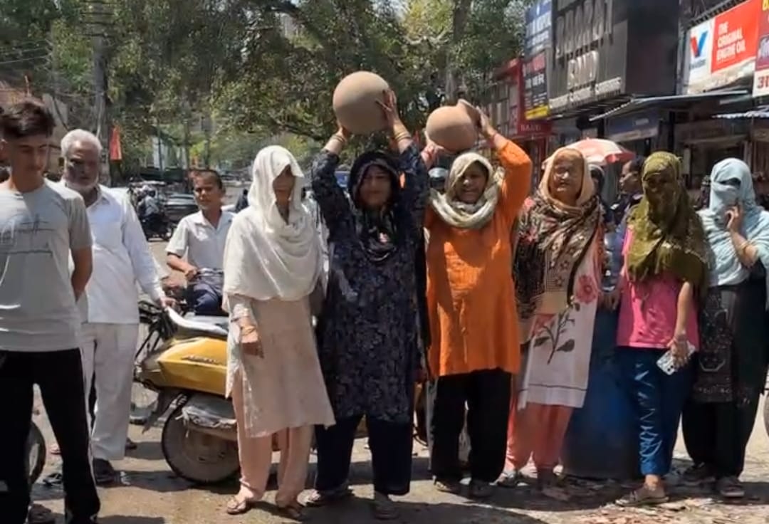Protests were held by breaking pots over the water crisis.