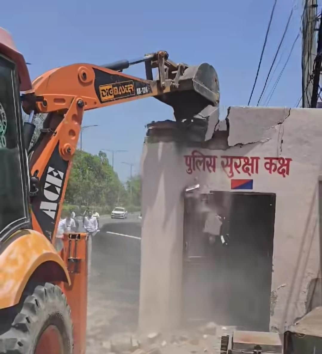 पुलिस सुरक्षा कक्ष को तोड़ती जेसीबी स्वयं