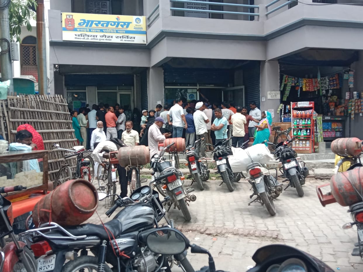 Crowds gathered at the agency to get cylinders