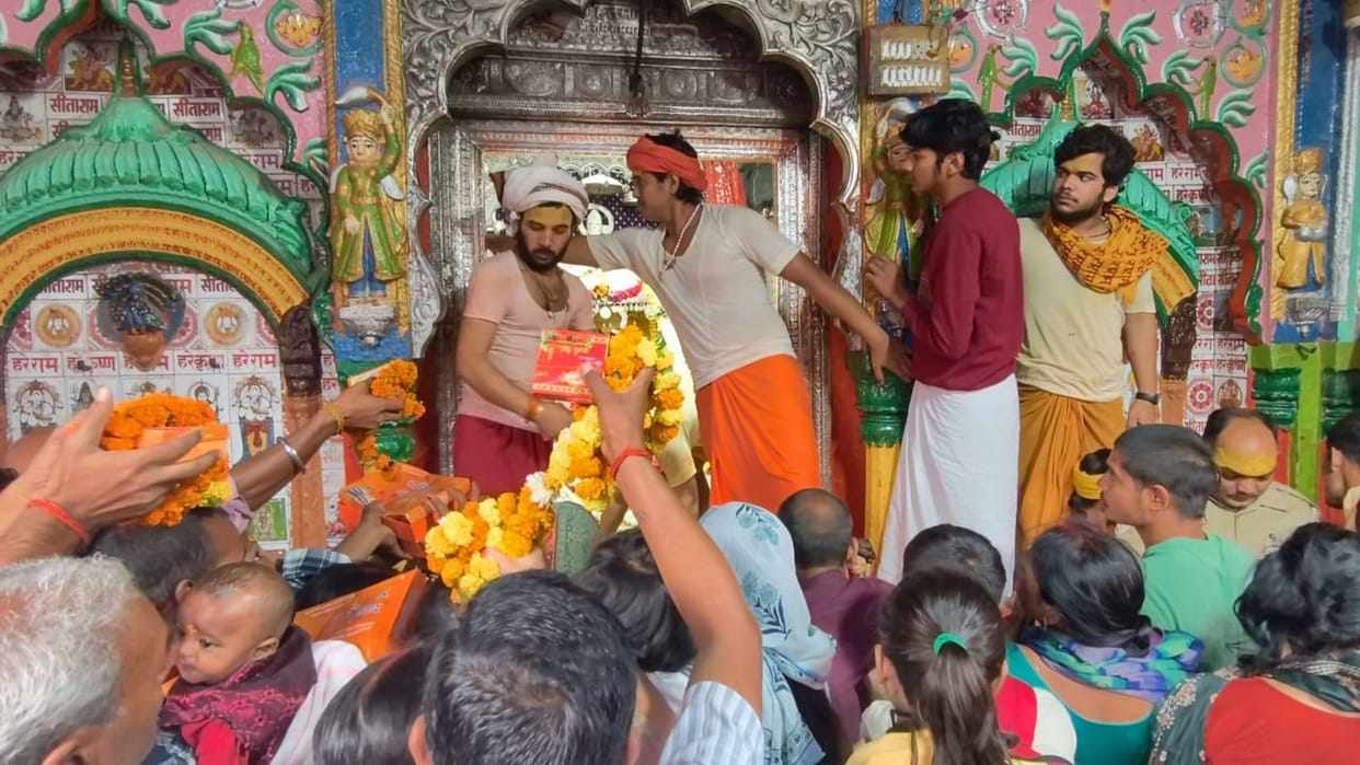Ayodhya continued to reverberate with the chanting of Ramdhun and the Hanuman Chalisa