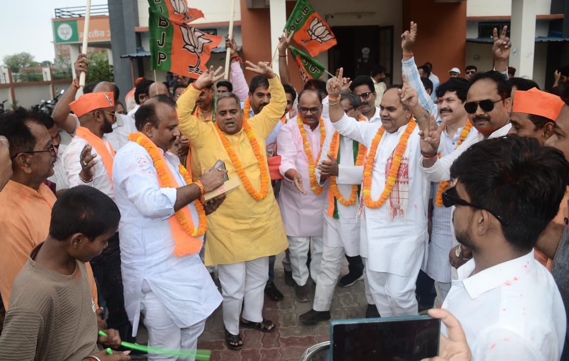 पश्चिम बंगाल, असम एवं पांडुचेरी में भाजपा की प्रचंड जीत पर पार्टी कार्यालय पर जश्न मनाते कार्यक