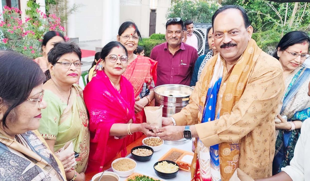 Joy Celebrated by Distributing Jhalmuri Following BJP's Victory in Three States