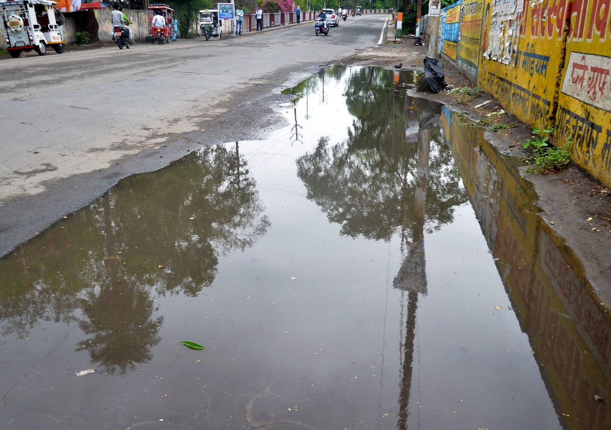 Over 28 mm of rainfall accompanied by a storm; temperatures drop.