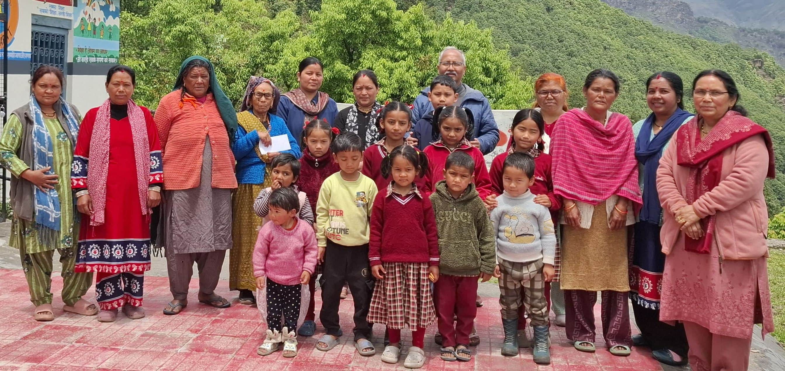  राजकीय प्राथमिक विद्यालय सुरिंग में कार्यक्रम बच्चों के साथ मौजूद पूर्व जिला पंचायत सदस्य और अ